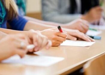 विराटनगरमा फोहोरको डंगुरमा मरेको कुकुर ,स्थानीयवासी हैरान