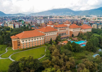 ह्यात होटलले हटायो सबै कर्मचारी