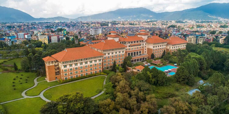 ह्यात होटलले हटायो सबै कर्मचारी