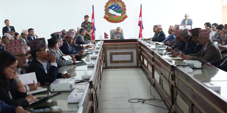 सरकार बनेपछिको कार्यप्रगतिको मन्त्री र सचिवहरुबाट ब्रिफिङ लिदै प्रधानमन्त्री कार्की