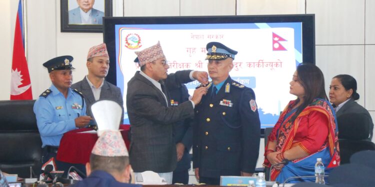 नेपाल प्रहरीका नवनियुक्त महानिरीक्षक (आईजीपी) दानबहादुर कार्कीले औपचारिक रूपमा दर्ज्यानी चिह्न ग्रहण गर्दै आफ्नो कमाण्ड सम्हालेका छन्।