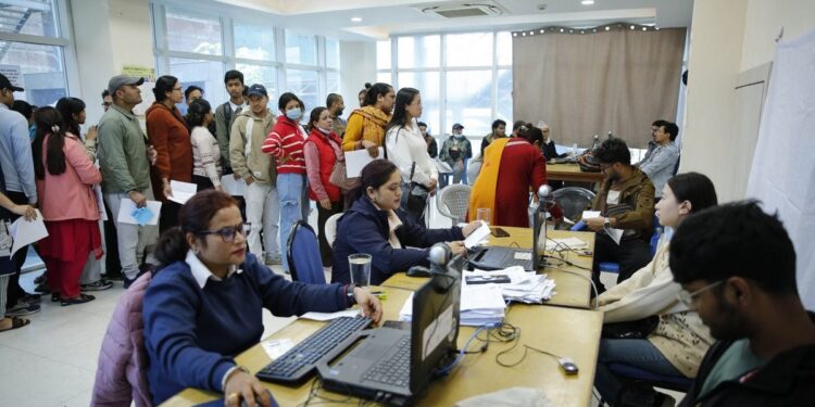 मतदाता नामावली दर्तामा काठमाडौँबासीको उत्साह, सात दिनमै लाइन बढ्यो