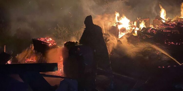 तेम्बा बजारमा भीषण आगलागी : चार घर जलेर नष्ट