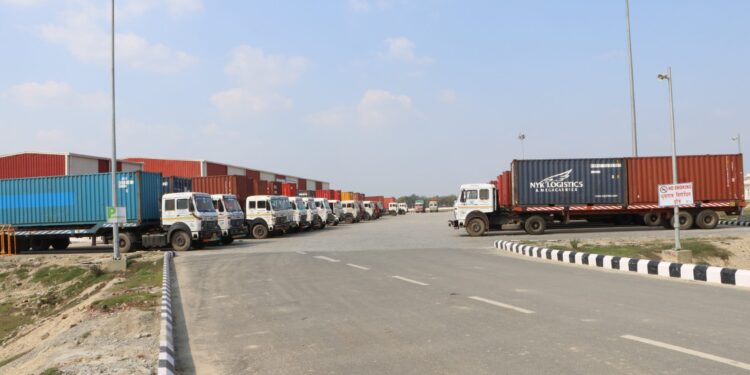 भन्सार परिसरमै रोकियो शंकास्पद ट्रक, एजेन्ट प्रतिनिधि हिरासतमा