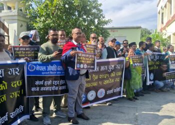 विराटनगरमा औषधि व्यवसायीको धर्ना, अव्यावहारिक प्रावधान खारेज माग