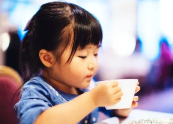  बालबालिकालाई चिया–कफी खुवाउने बानी, भविष्यको स्वास्थ्यमा गम्भीर खतरा