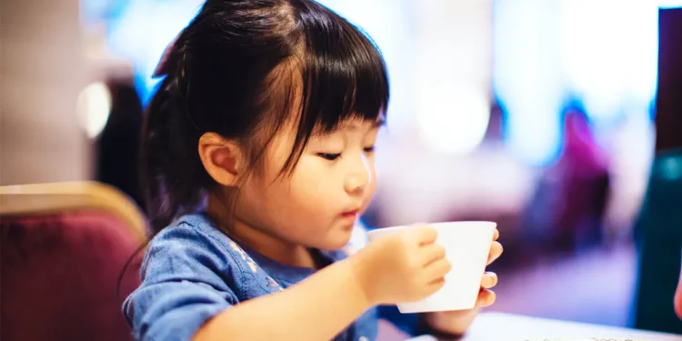  बालबालिकालाई चिया–कफी खुवाउने बानी, भविष्यको स्वास्थ्यमा गम्भीर खतरा