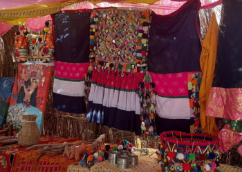 थारु मौलिक पोसाकः पहिचानबाट औपचारिकतासम्म