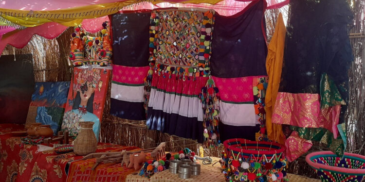 थारु मौलिक पोसाकः पहिचानबाट औपचारिकतासम्म