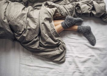 राति निन्द्रा नलाग्ने समस्या ? खुट्टा चिसो हुनु कारण हुन सक्छ