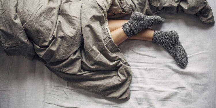 राति निन्द्रा नलाग्ने समस्या ? खुट्टा चिसो हुनु कारण हुन सक्छ