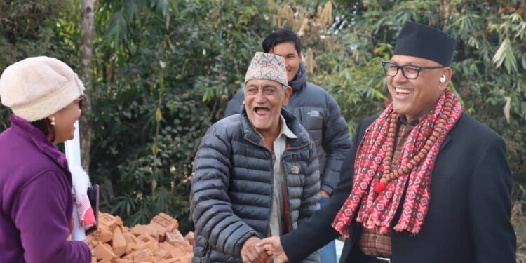 संखुवासभामा चुनावी सरगर्मी बढ्दै  डा. अर्जुन कार्कीको घरदैलो अभियान तीव्र